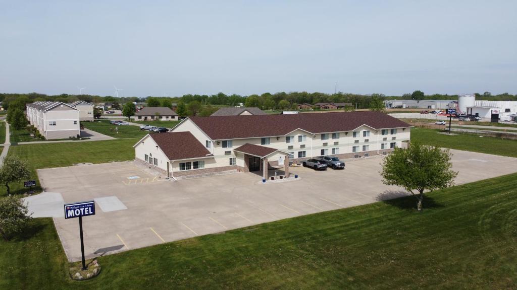 an overhead view of a large building with a parking lot at Budget Inn & Suites in Nevada