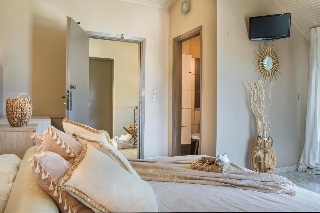 A bed or beds in a room at Captain's House Hotel