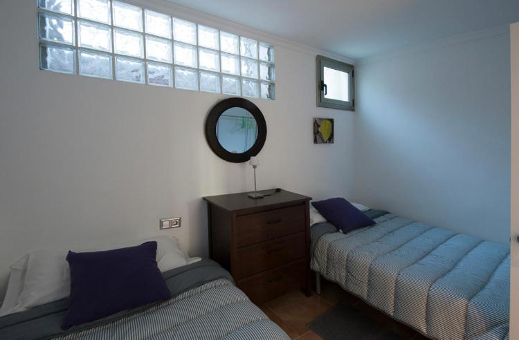 アルヘントナにあるApartamento Mar y Montañaのベッドルーム1室(ベッド2台、壁掛け鏡付)