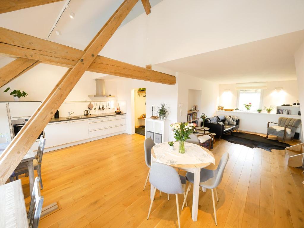 cocina y sala de estar con mesa y sillas en Lutterbach, en Monschau