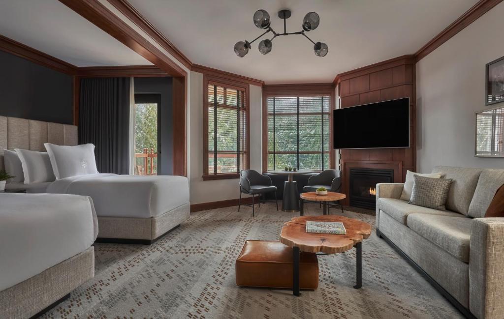 TV a/nebo společenská místnost v ubytování Four Seasons Resort Whistler