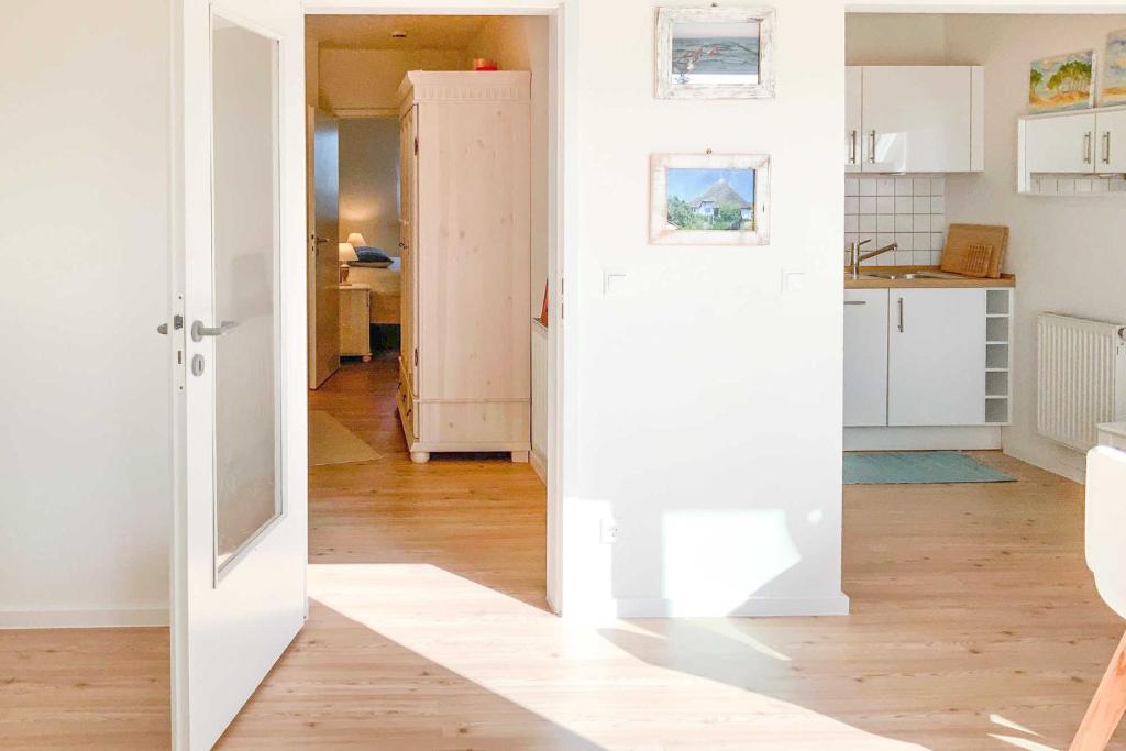 een kamer met een deur naar een keuken bij Kranichflug in Zingst