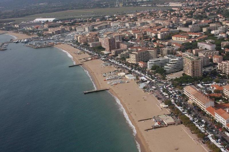 eine Luftansicht auf einen Strand und das Meer in der Unterkunft Fréjus plage in Fréjus