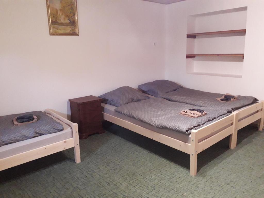 2 camas individuais num quarto com em Rózsás Apartman em Tiszafüred