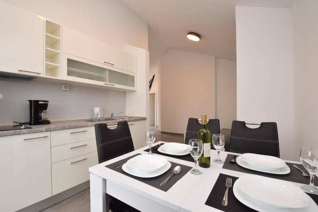 Kuchyňa alebo kuchynka v ubytovaní Apartments Noa Nin Ždrijac