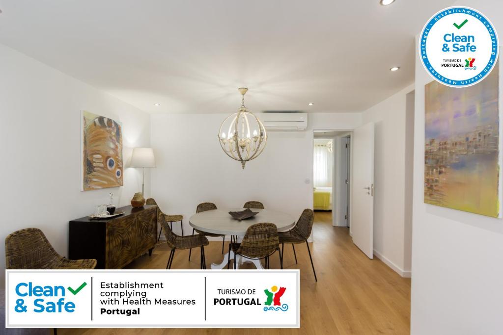 comedor y sala de estar con mesa y sillas en Lisbon Charming Apartment, en Lisboa