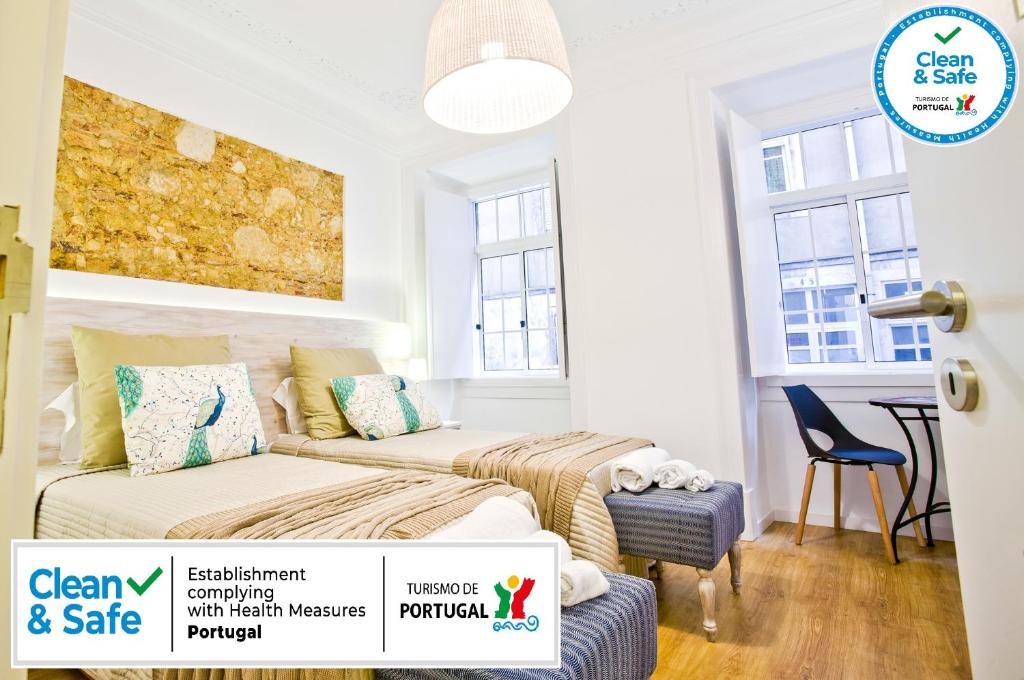 salon z łóżkiem i kanapą w obiekcie Entre o Carmo e a Trindade w Lizbonie