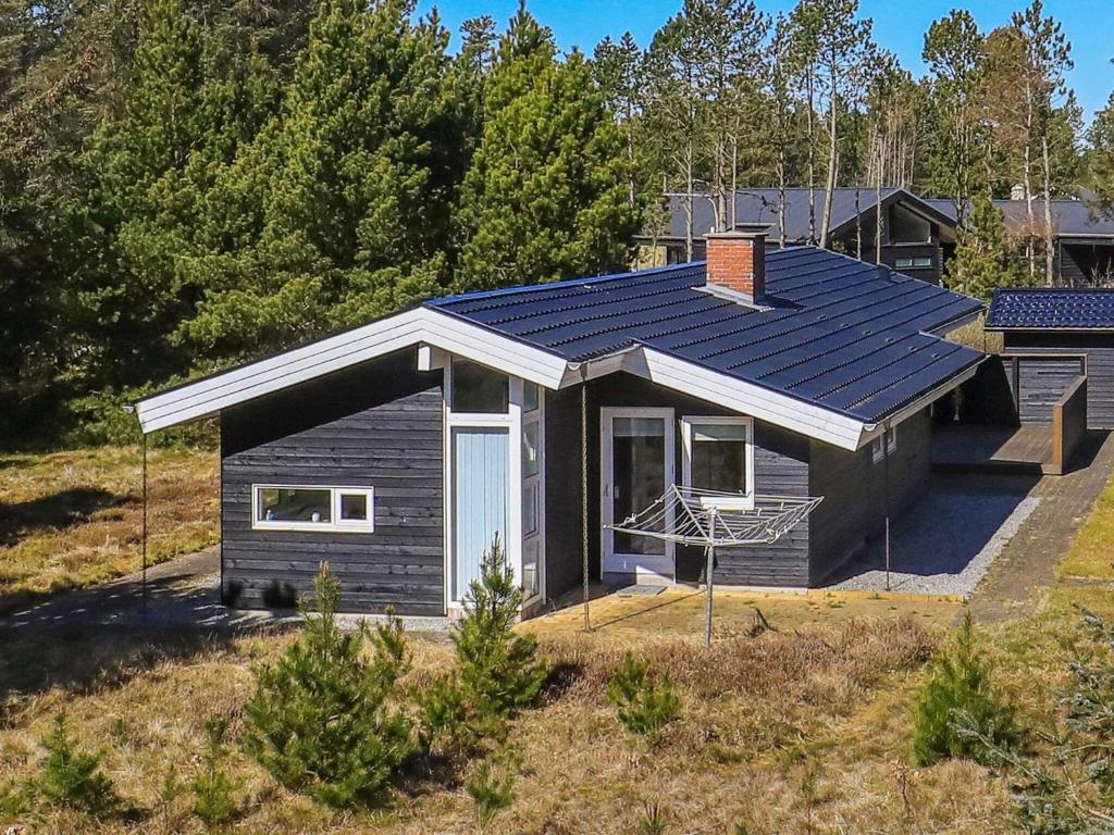 una casa con techo solar encima en 6 person holiday home in Strandby en Strandby