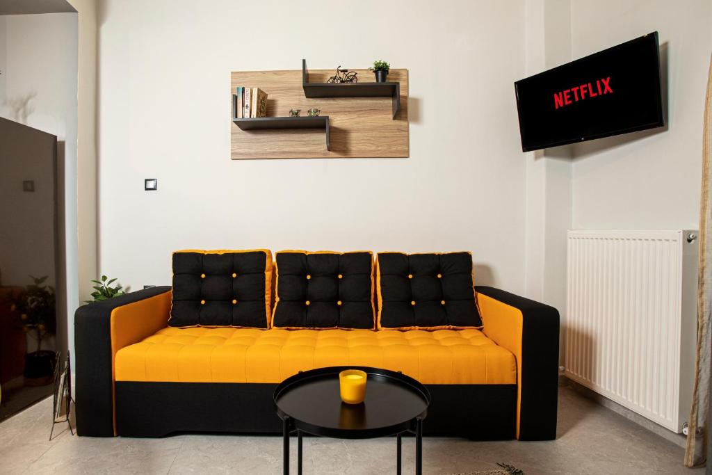 Televízia a/alebo spoločenská miestnosť v ubytovaní Thess Quality Urban Living