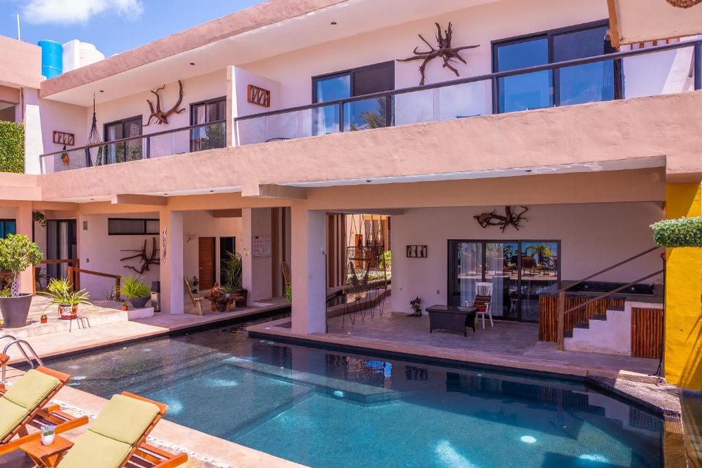 una vista exterior de una casa con piscina en Bahia Tolok en Isla Mujeres