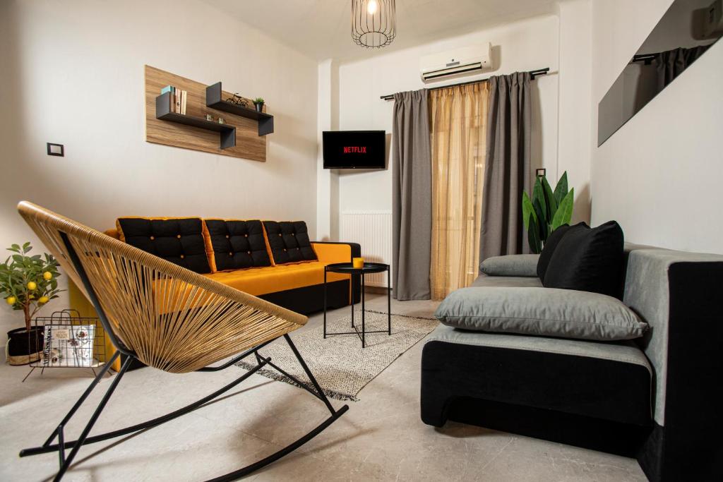 Televízia a/alebo spoločenská miestnosť v ubytovaní Thess Quality Urban Living