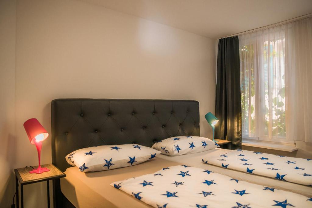 Кровать или кровати в номере Altstadt Apartment Alisa
