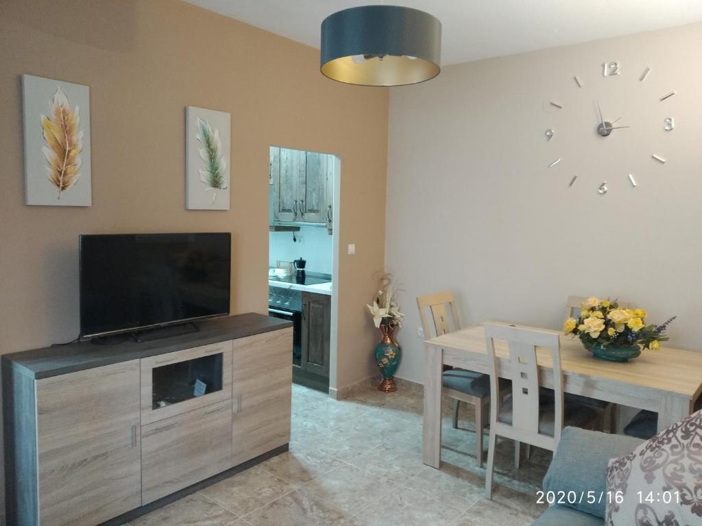 Televízia a/alebo spoločenská miestnosť v ubytovaní Casa Miguel y Petra
