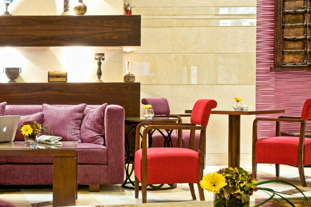 Posezení v ubytování Grand Regal Hotel