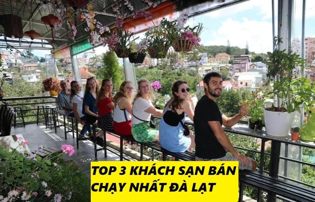 een groep mensen op een balkon bij Redhouse Dalat Hotel in Da Lat
