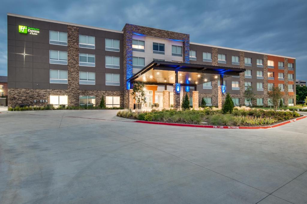 un aparcamiento vacío frente a un hotel en Holiday Inn Express & Suites Dallas North - Addison, an IHG Hotel, en Addison