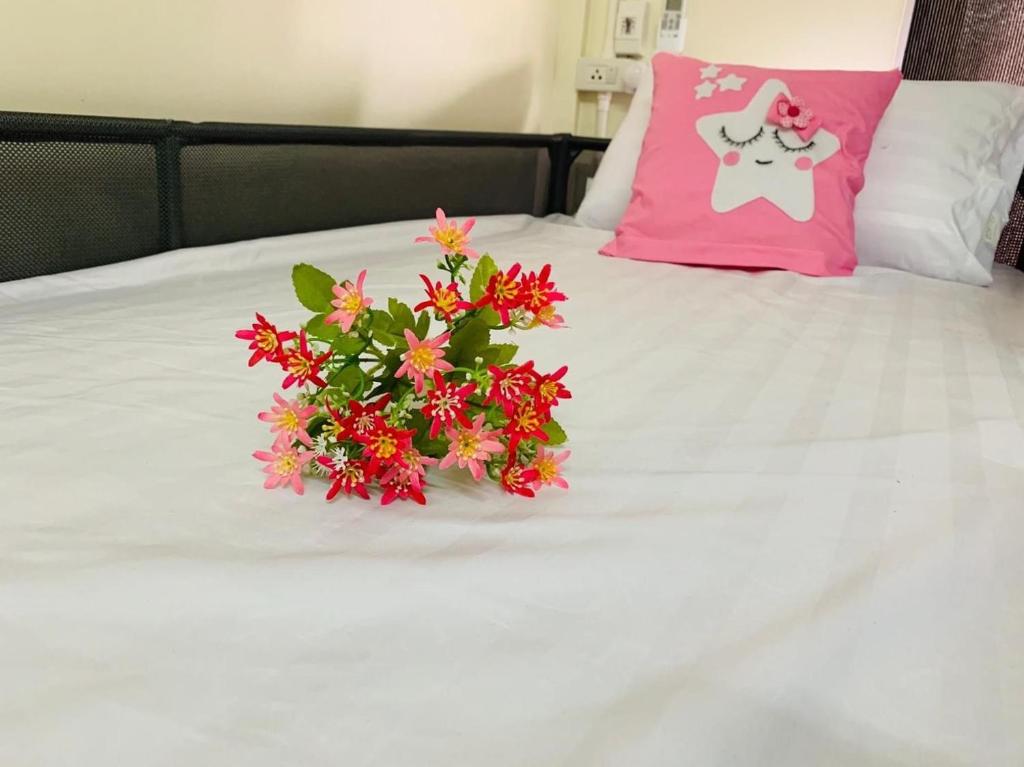Postel nebo postele na pokoji v ubytování Baan Mae Somkid Homestay