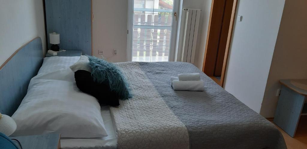 Postel nebo postele na pokoji v ubytování Guest House Maxim