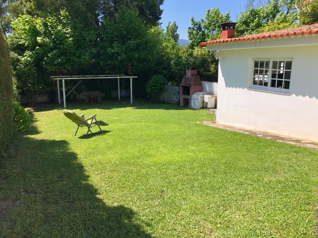 維戈的住宿－Casa La Finca，坐在草地上的带椅子的院子