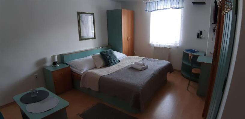 Postel nebo postele na pokoji v ubytování Guest House Maxim