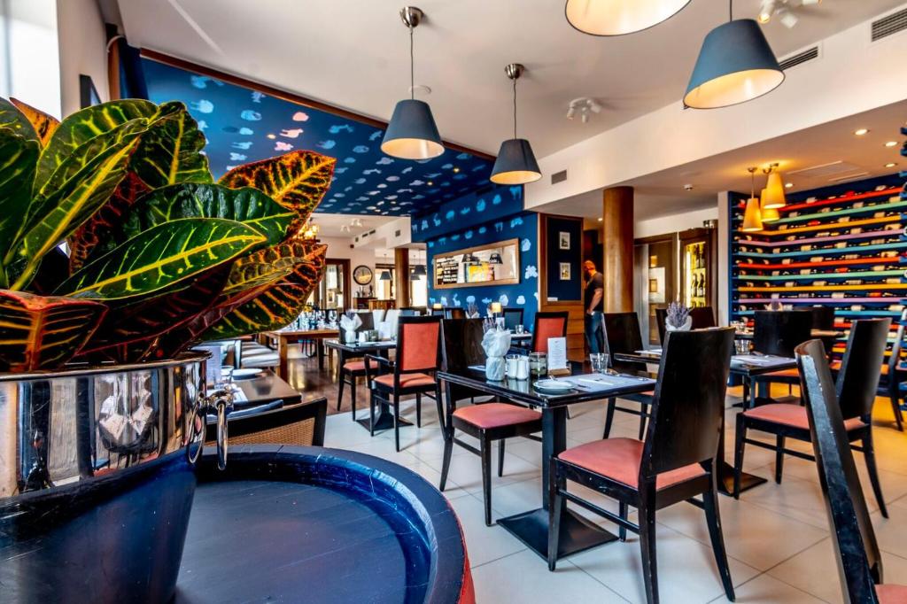 Restaurace v ubytování Imola Udvarház Dessert Hotel