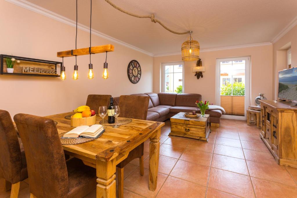 a living room with a table and a couch at Waldidyll in Ostseebad Karlshagen