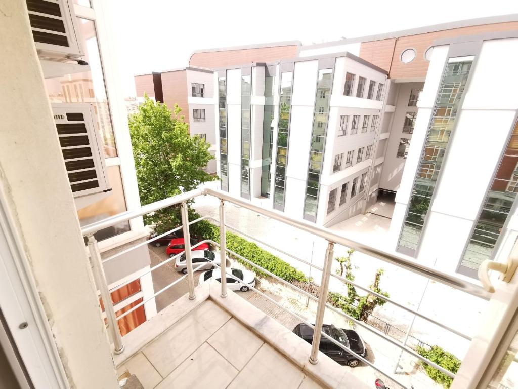 een balkon met uitzicht op een gebouw bij Çanakkale Kampüs Pansiyon in Canakkale