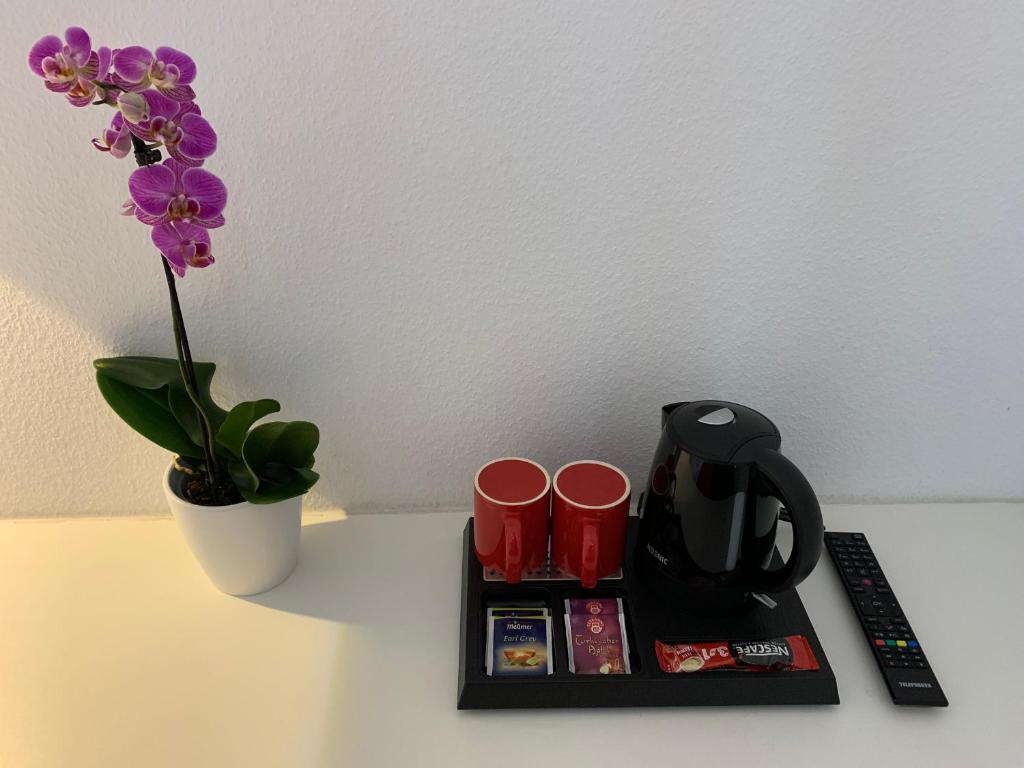 Příslušenství pro přípravu čaje a kávy v ubytování Hotel B54 Heidelberg City Center