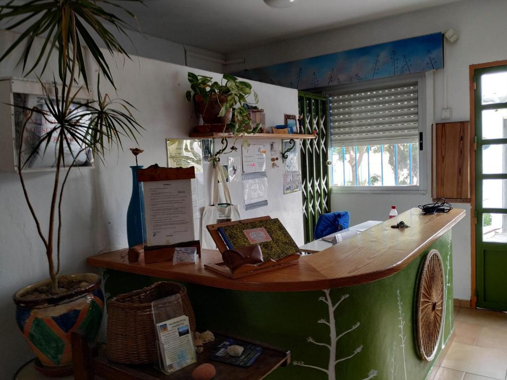 una habitación con un mostrador con una mesa. en Albergue de San Jose, en San José