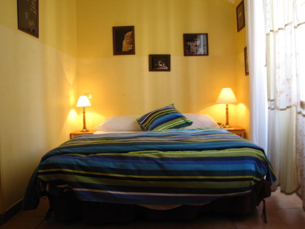 Łóżko lub łóżka w pokoju w obiekcie Chiaia B&B