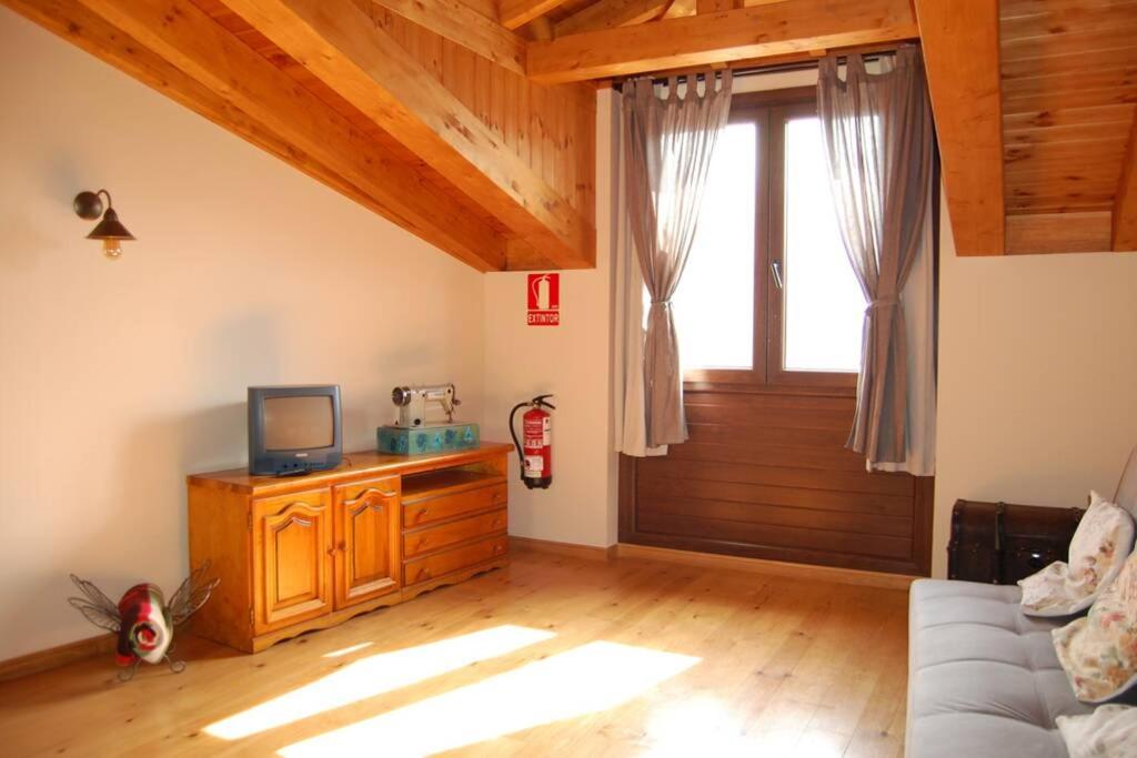 TV a/nebo společenská místnost v ubytování Gestiona2R - La Casina de Cirieñu, ideal para desconectar