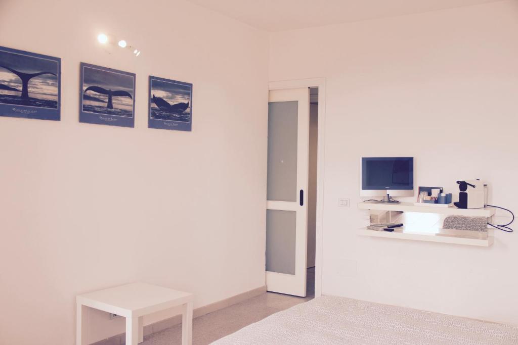 TV a/nebo společenská místnost v ubytování BeachFront Rooms Marina di Ragusa