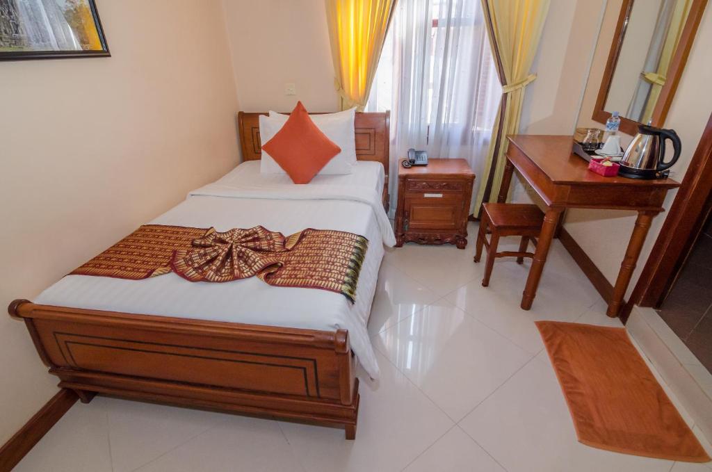 Postel nebo postele na pokoji v ubytování Neth Socheata Hotel