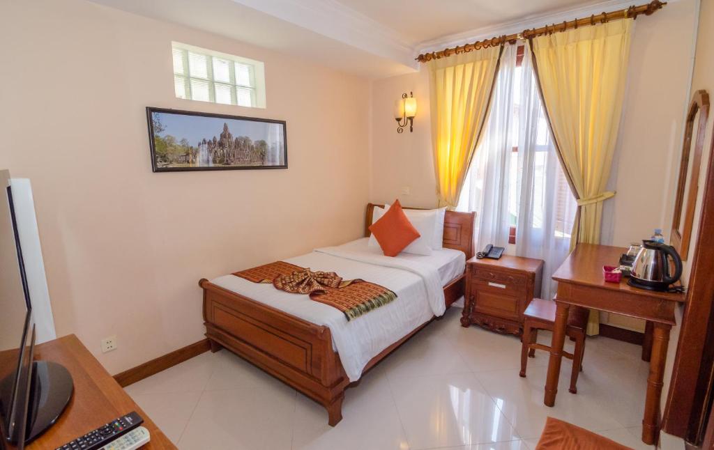 Postel nebo postele na pokoji v ubytování Neth Socheata Hotel