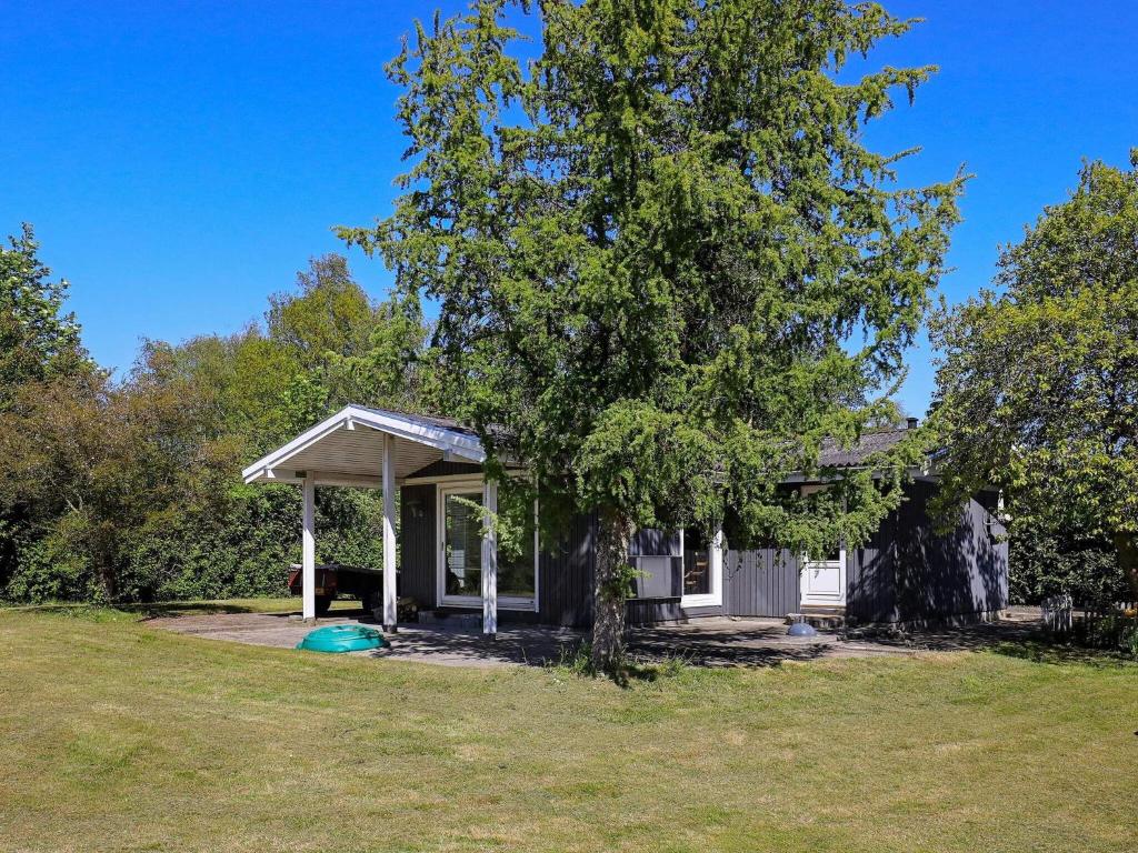einen Pavillon im Garten mit einem Baum in der Unterkunft 8 person holiday home in Tranek r in Tranekær