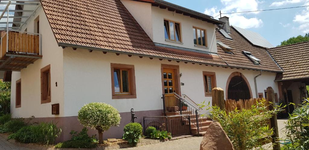une maison blanche avec un toit marron dans l'établissement Ferienhaus Dorfschmiede, à Schönau