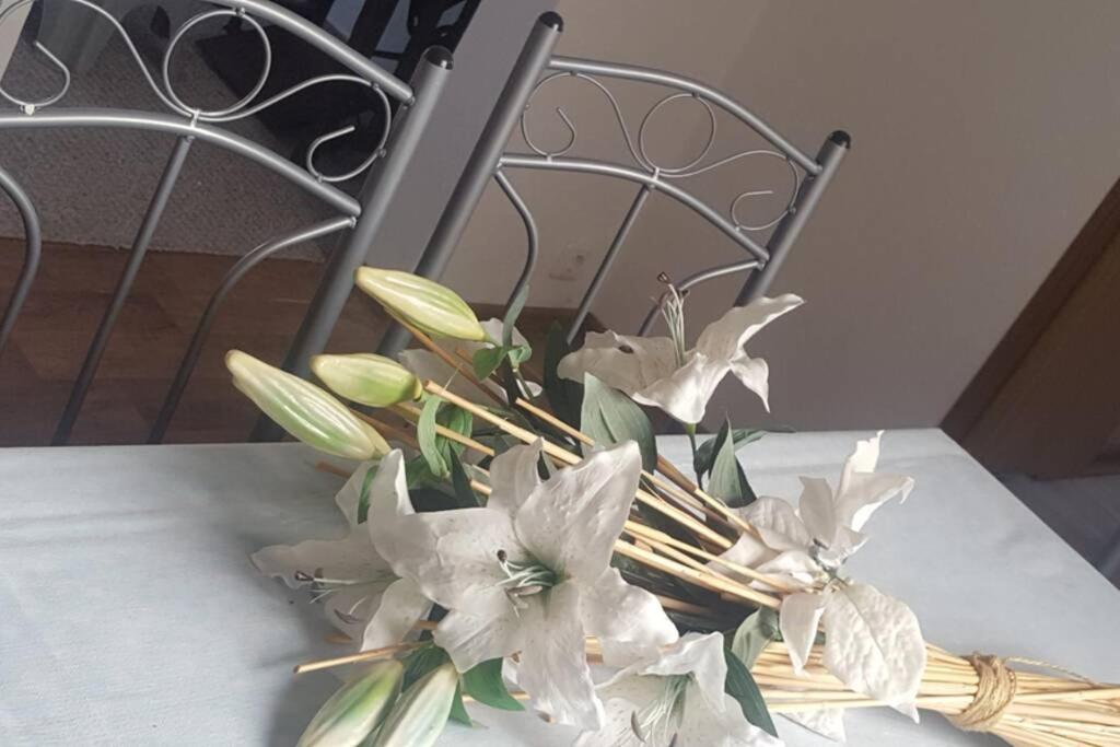 a bouquet of white flowers on a table at Haus Anke in Brandenburg an der Havel