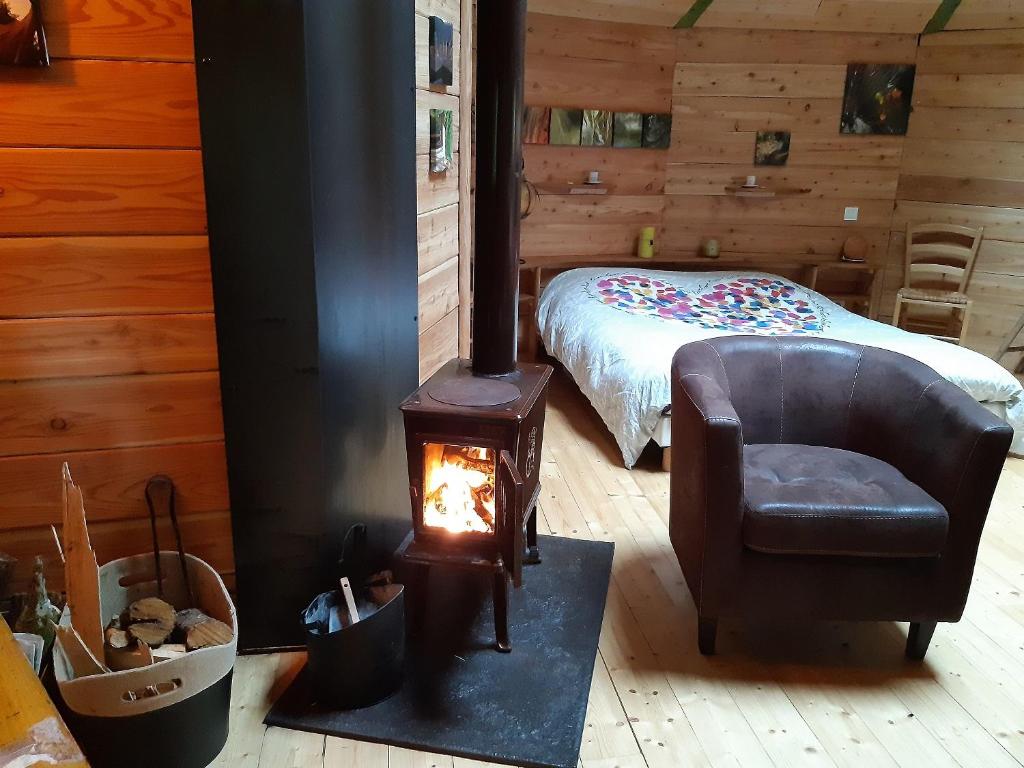 Postel nebo postele na pokoji v ubytování Les Ecuries de la Sabatarié