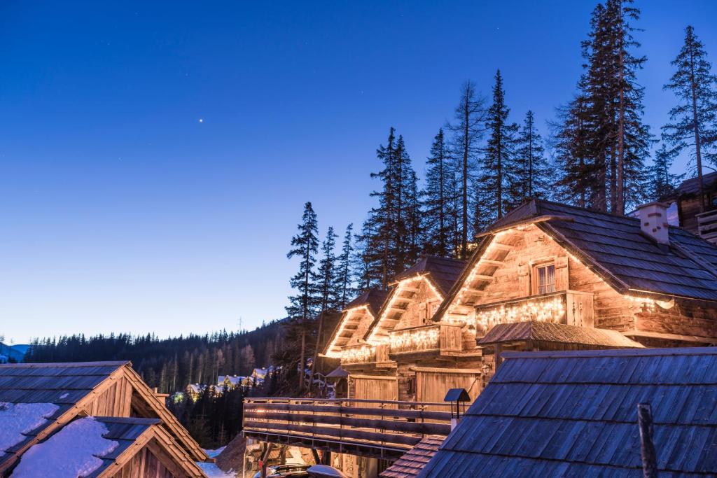 Cabaña de madera grande con nieve en el techo en Hüttentraum Katschberg en Katschberghöhe