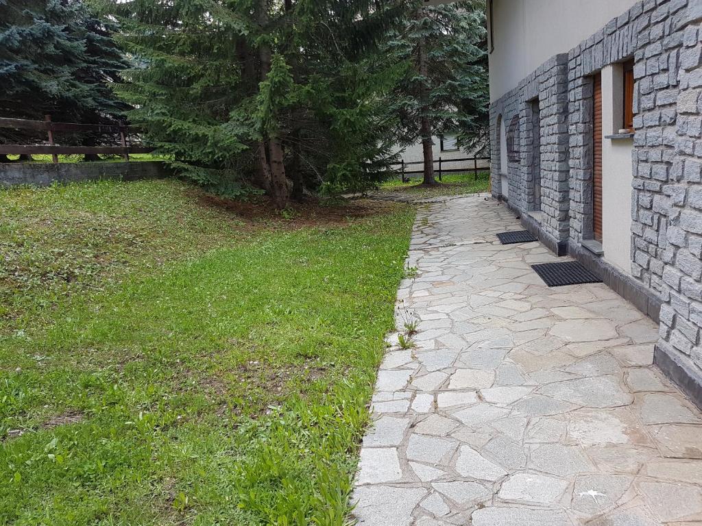 A garden outside Chalet La Cometa