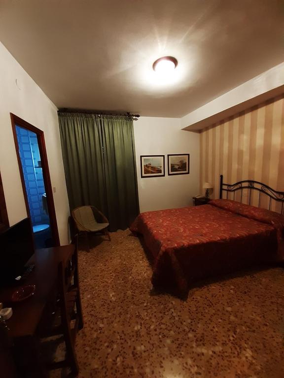 Postel nebo postele na pokoji v ubytování Hotel Andalucía