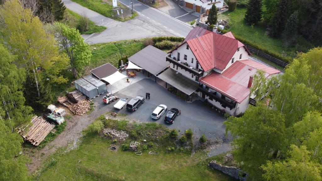 Letecký snímek ubytování Pension Aura Špičák, některé pokoje se saunou
