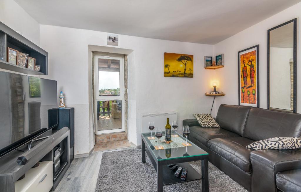 Televízia a/alebo spoločenská miestnosť v ubytovaní Stone House Knez