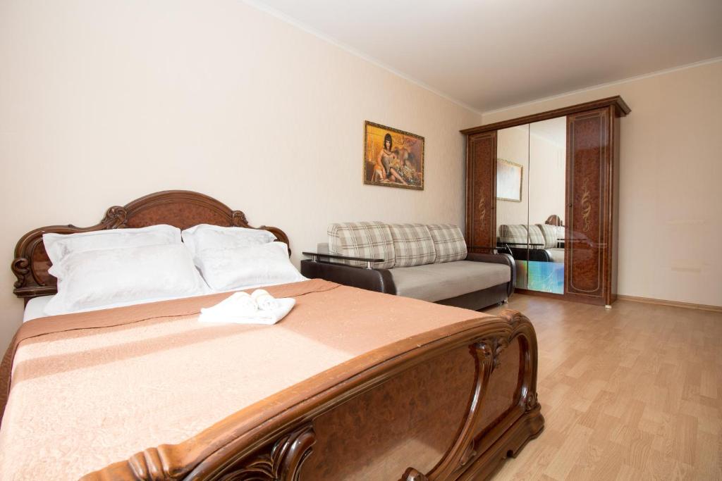 モスクワにあるАпартаменты Ель 14к2のベッドルーム1室(ベッド1台付)、リビングルームが備わります。