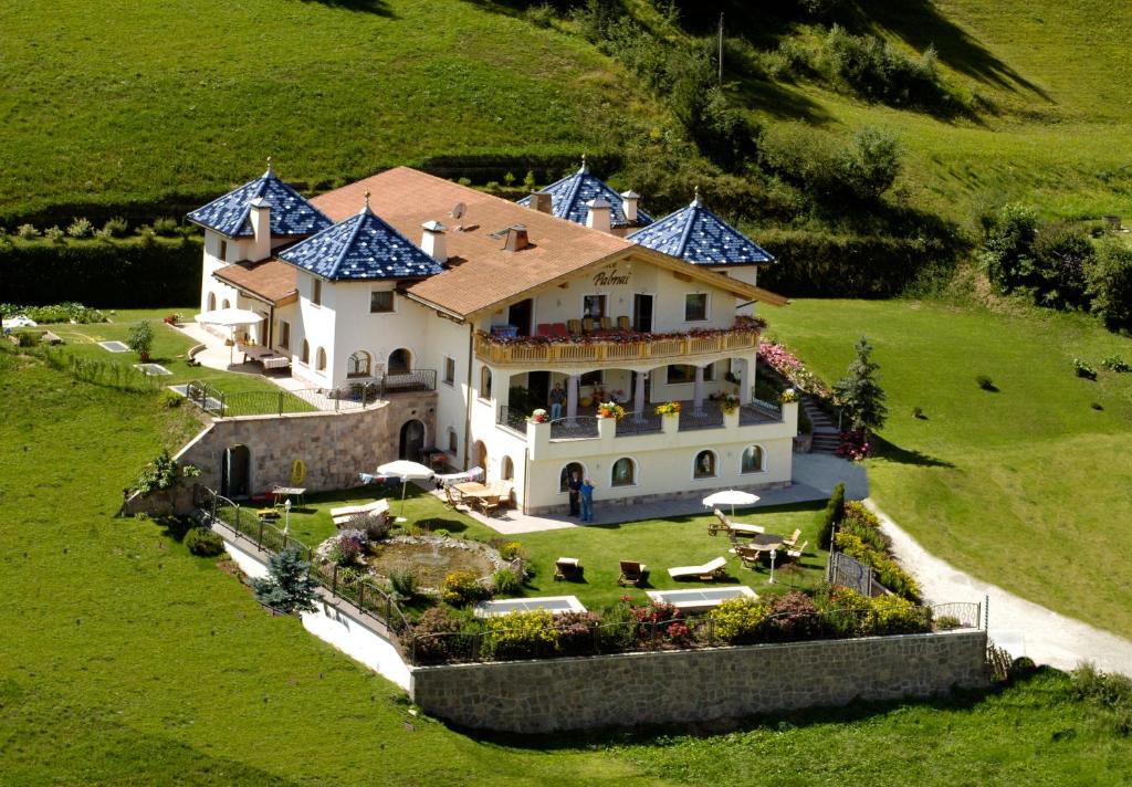 widok z lotu ptaka na duży dom na wzgórzu w obiekcie Residence Palmai w mieście Ortisei