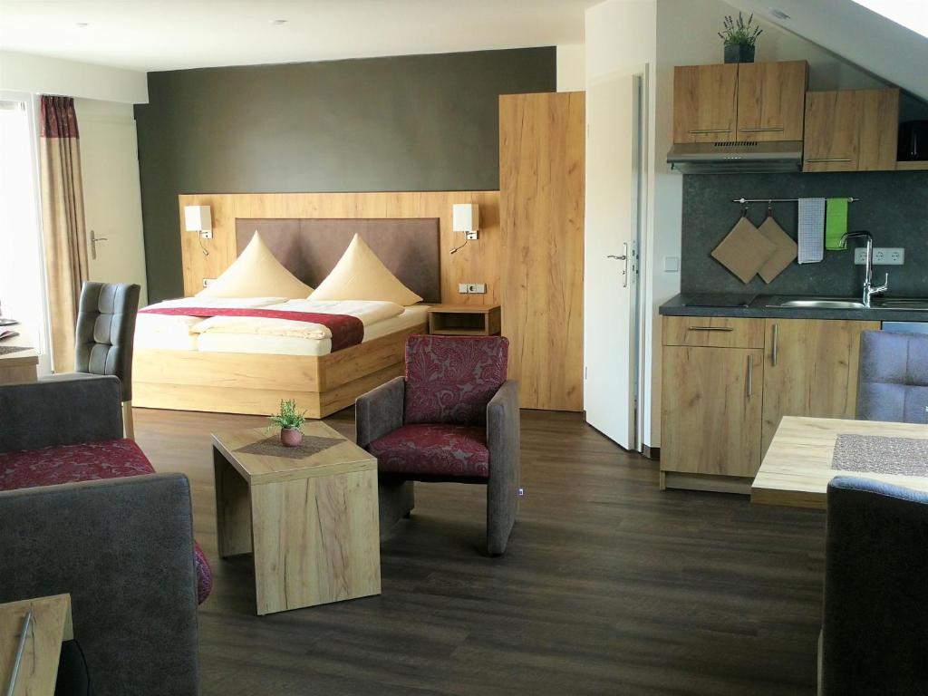 ein Hotelzimmer mit einem Bett und einem Stuhl in der Unterkunft Feriendomizil Schlossblick in Blankenburg