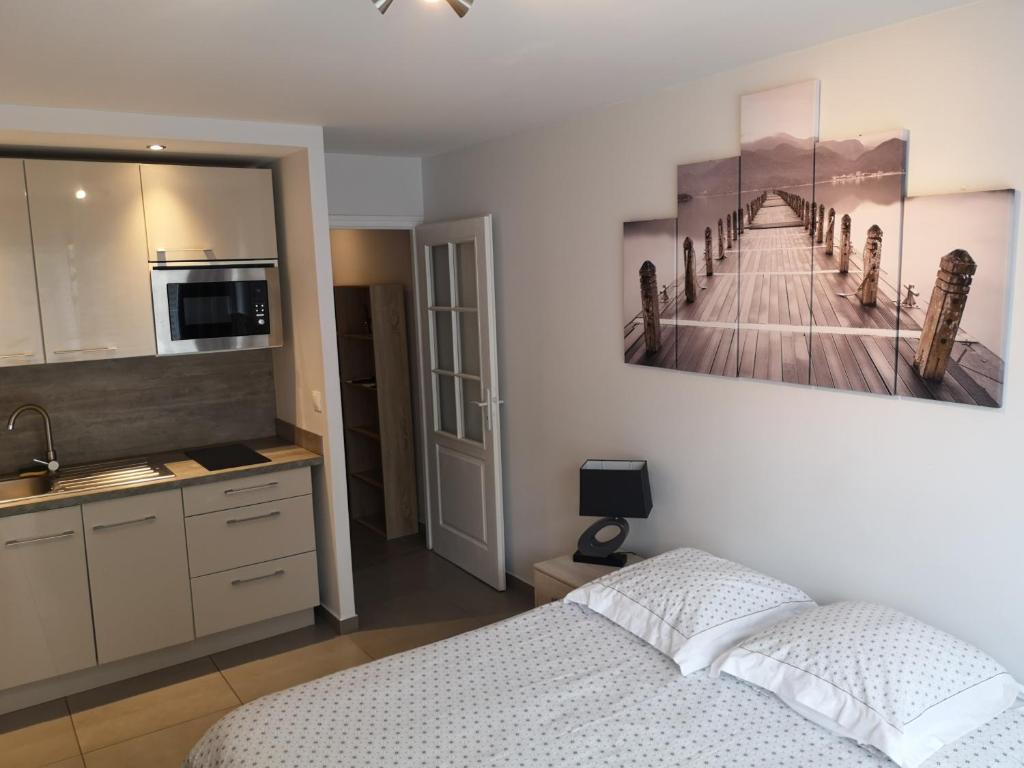 - une chambre avec un lit et une photo de la jetée dans l'établissement Le Majestic 103, à Aix-les-Bains