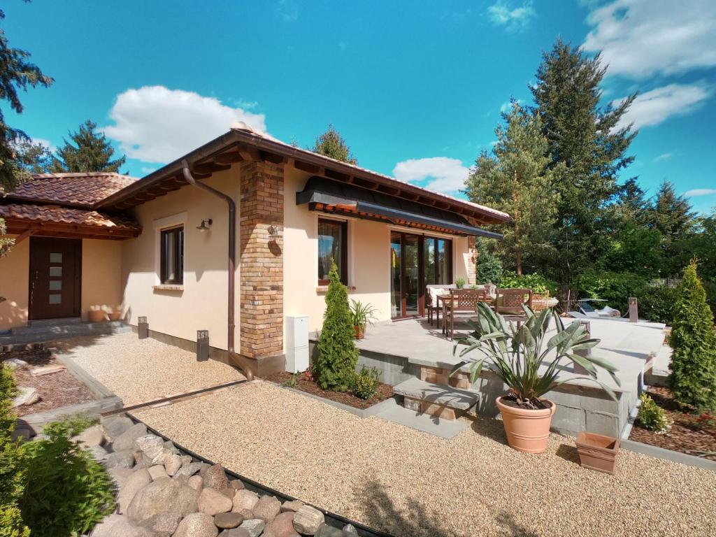 a house with a patio in front of it at Ferienwohnungen Weise im Lausitzer-Seenland in Großräschen