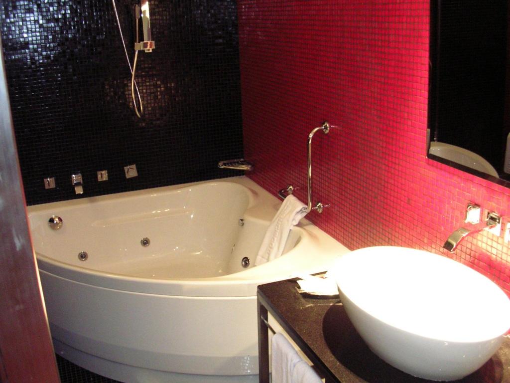 Hotel Francisco II - Jacuzzi privado en la habitación en Ourense