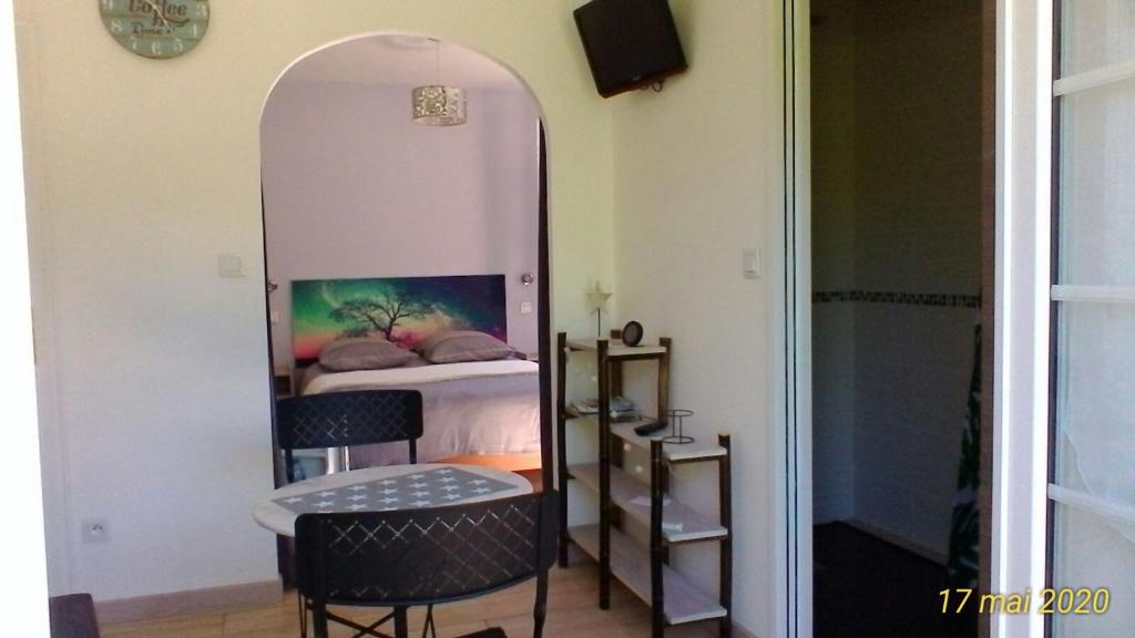 um quarto com um espelho e duas cadeiras e uma cama em Le Clos des Palombes em Saint-Pierre-du-Mont